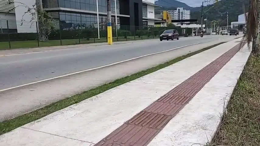 Calçada e ciclovia na frente da área