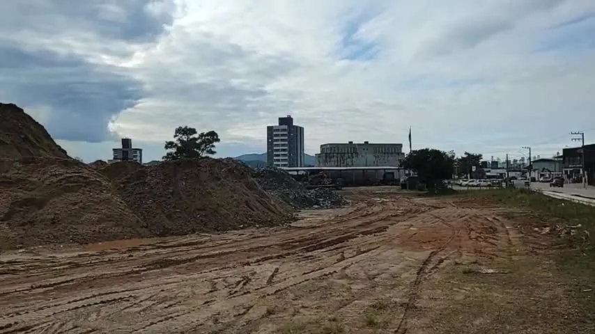 Visão ampla do terreno de 9.402 m²