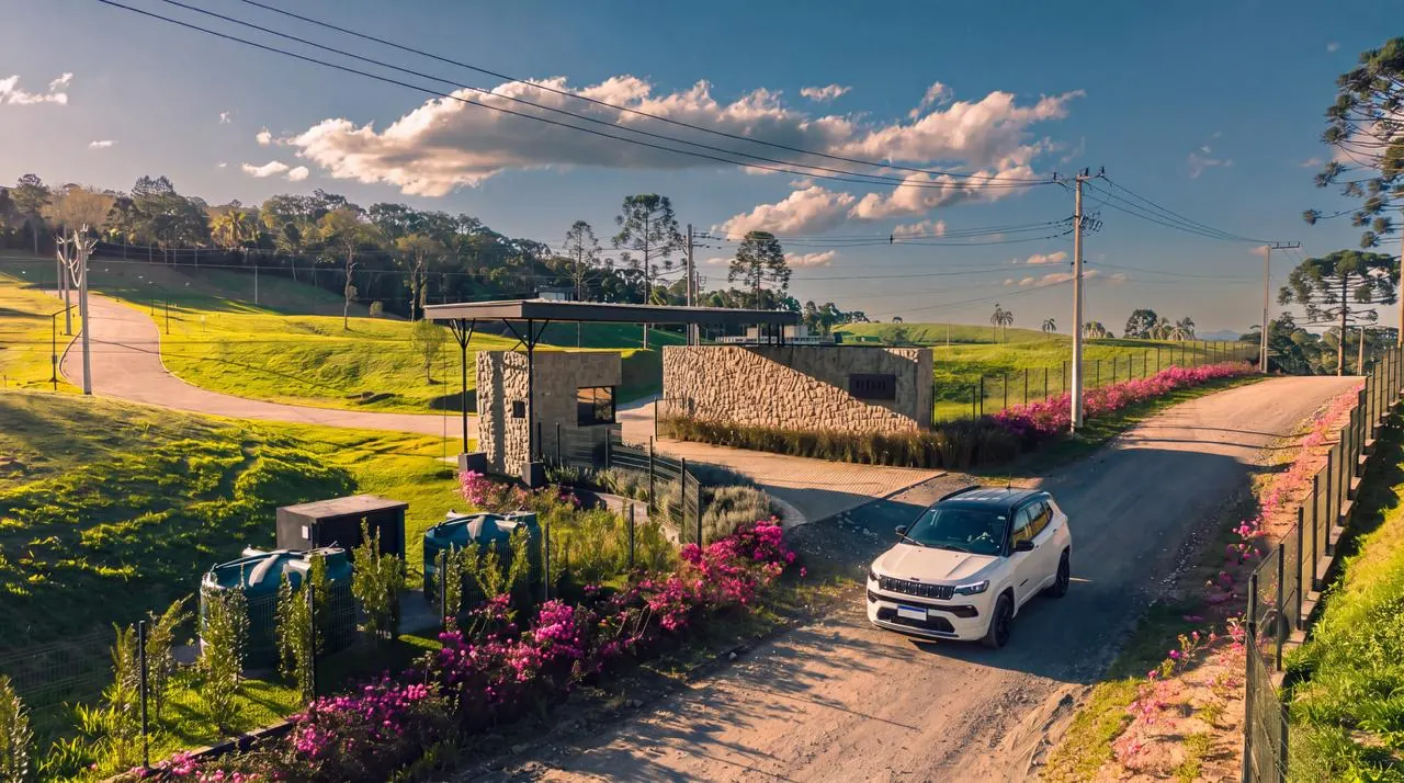 Acesso ao condomínio com vista para o vale