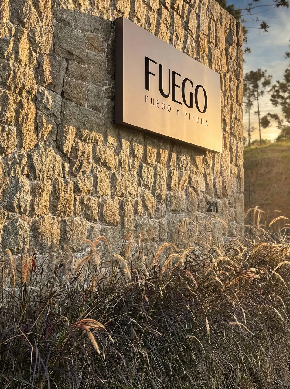 Portal de pedra do Condomínio Fuego em Campo Alegre
